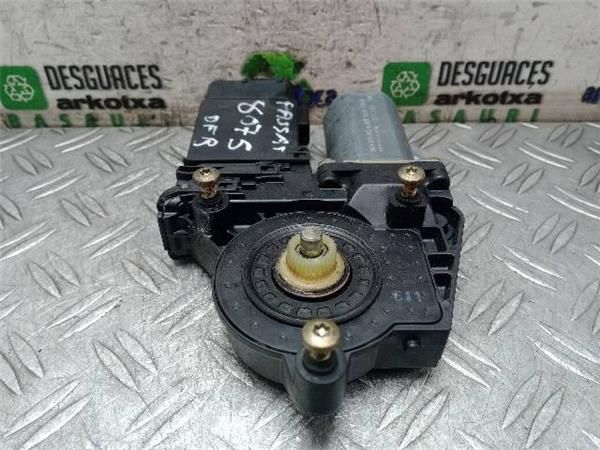 MOTOR ELEVALUNAS DEL. DCHO. Volkswagen Passat 1.9 TDI (B5) 101CV (2000-2005) (74 KW) - 21755 / AVB