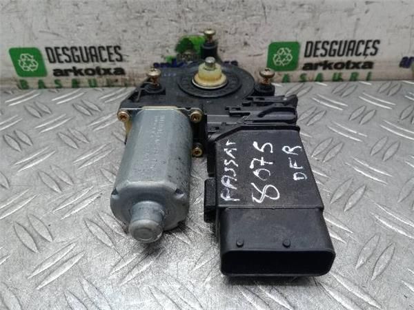 MOTOR ELEVALUNAS DEL. DCHO. Volkswagen Passat 1.9 TDI (B5) 101CV (2000-2005) (74 KW) - 21755 / AVB