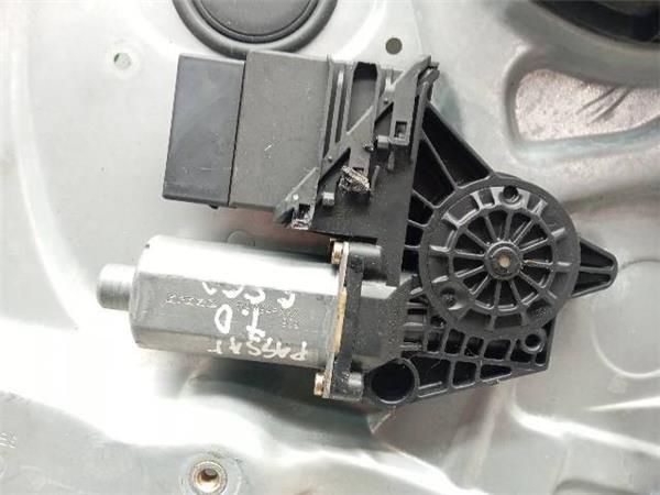 MOTOR ELEVALUNAS TRA. DCHO. Volkswagen Passat 1.9 TDI (3B2) (85 KW) - 26171 / AJM