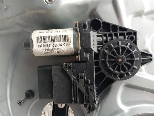 MOTOR ELEVALUNAS TRA. IZDO. Volkswagen Passat 1.9 TDI (3B5) (85 KW) - 26215 / AJM