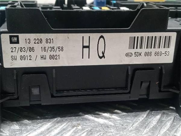 CAJA FUSIBLES/RELE Opel Zafira 1.9 CDTI B (M75) 150CV (2005-2015) (110 KW) - 33000 / Z19DTH